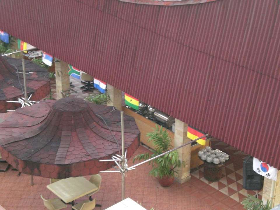 Blick vom Zimmerbalkon auf Restaurant mit WM Deko Hotel Makassar Golden