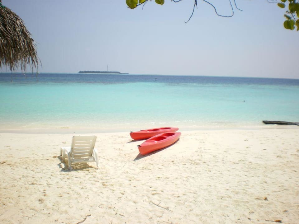 Der Strand vor unserem Bungalow Zimmer 102 Adaaran Club Rannalhi - All Inclusive