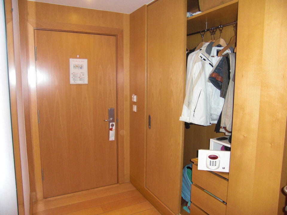 Eingangsbereich mit Einbauschrank und Safe Hotel Golden Residence