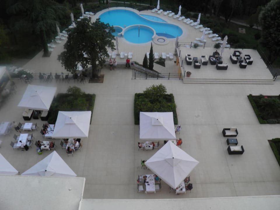 Blick vom Balkon zur Hotelterrasse Hotel Kvarner Palace