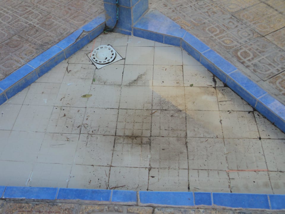 Saubere Duschen am Pool ha ha ha  The Ksar Djerba Charming Hotel & SPA