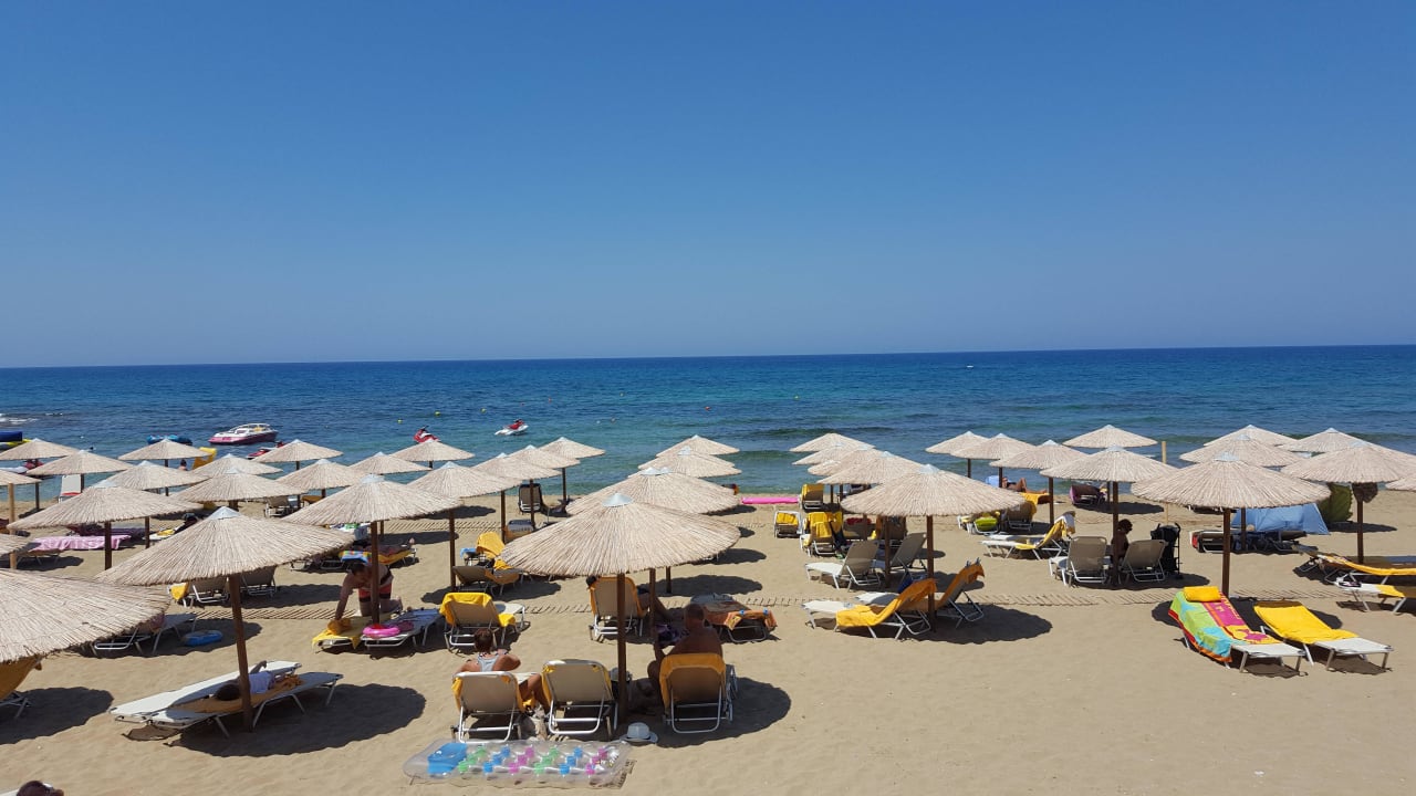 Schattenspendende Schirme allsun Hotel Carolina Mare