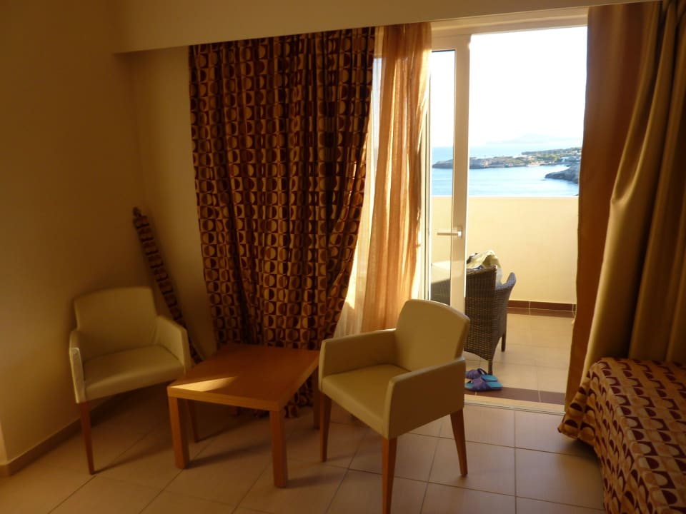 Sitzecke am Zimmerende Hotel Kalithea Horizon Royal