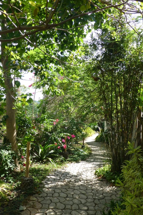 Weg zum Restaurant Amun Ini Beach Resort & Spa