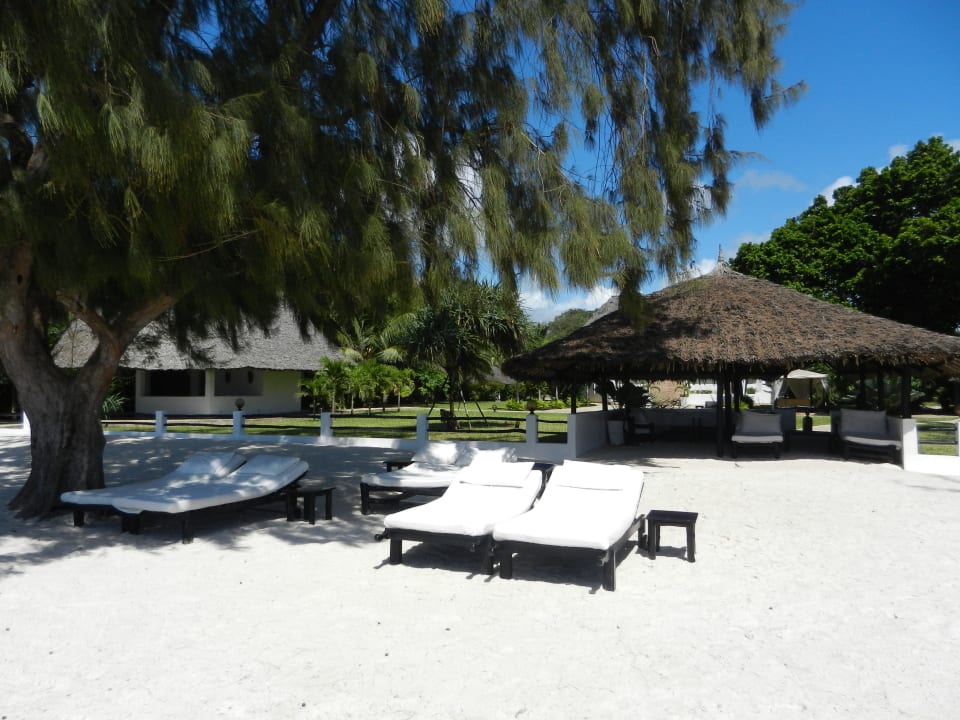 Unsere Strandbetten; wir waren zu sechst Hotel Karibuni Rafiki Beach Resort