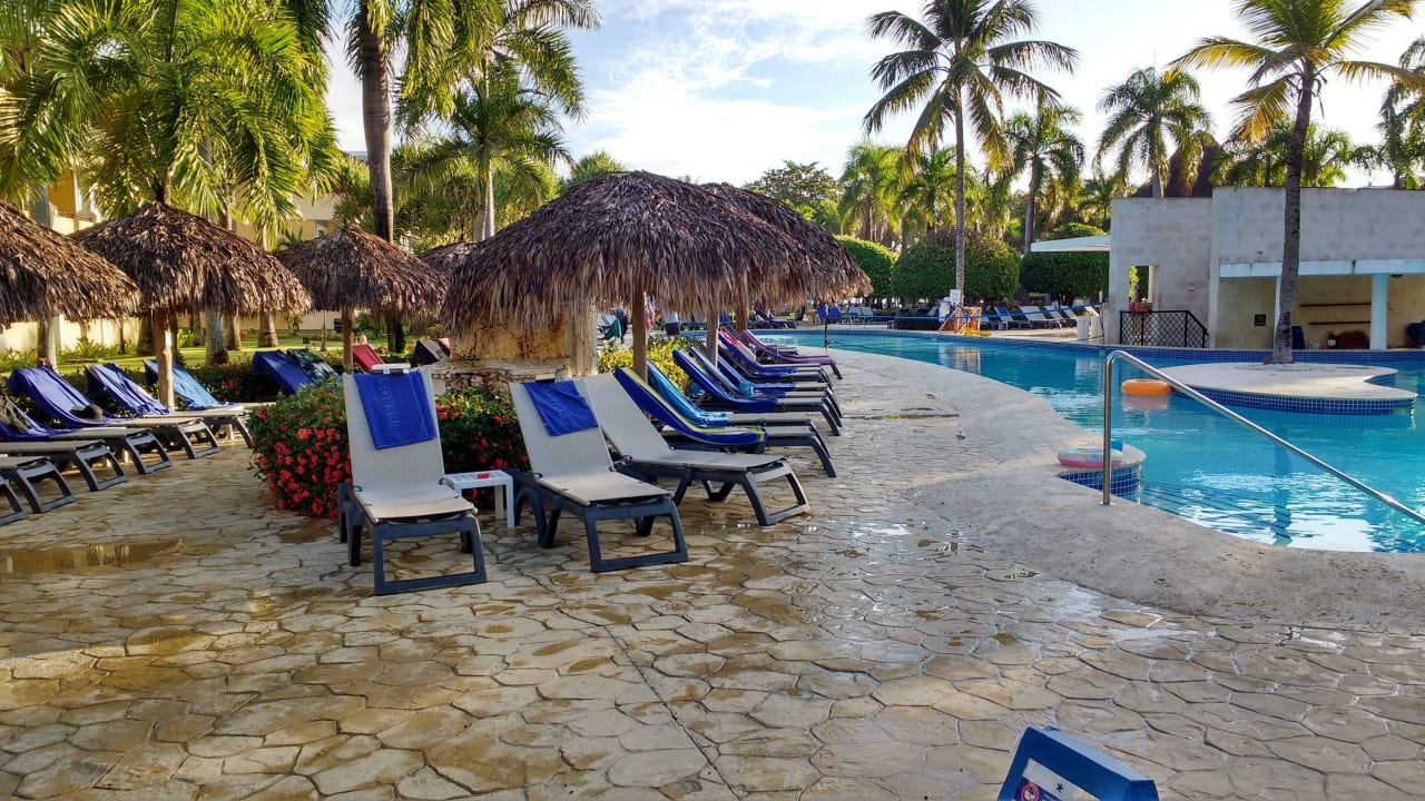 Pool menschenleer 7.00 Uhr Iberostar Waves Costa Dorada