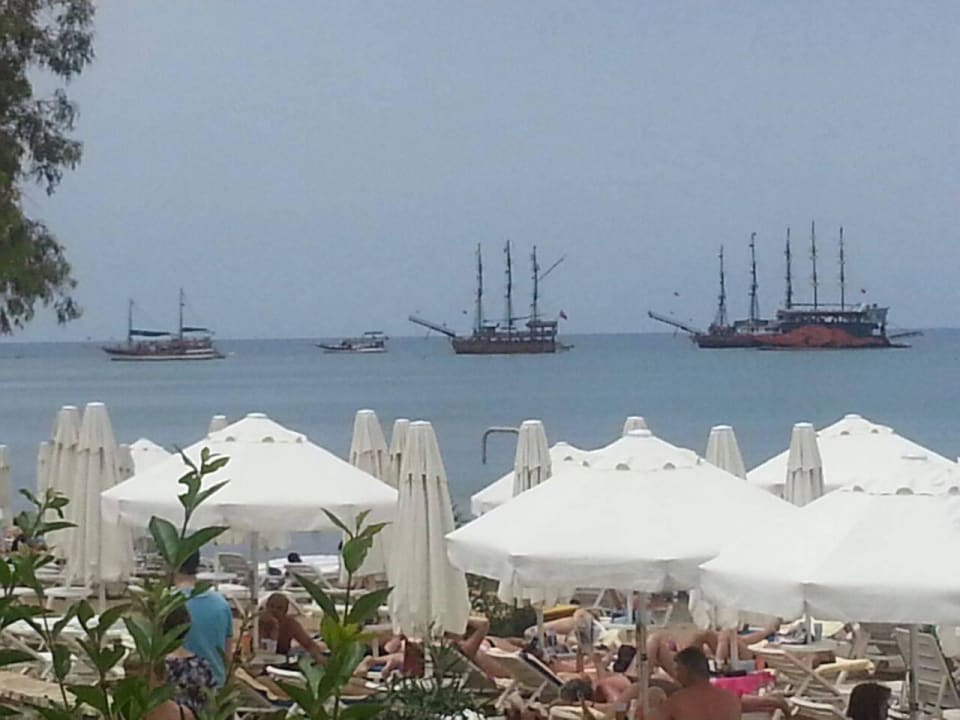 Mittags tummeln sich  Ausflugsschiffe vorm Strand Can Garden Beach