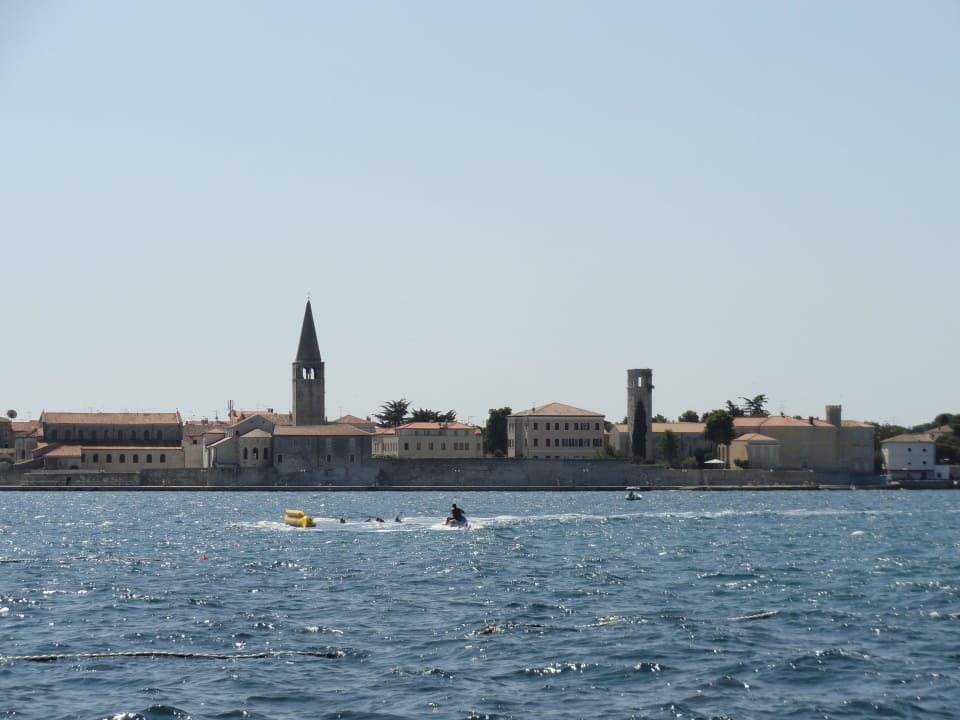 Blick vom Strand auf Porec Valamar Parentino Hotel