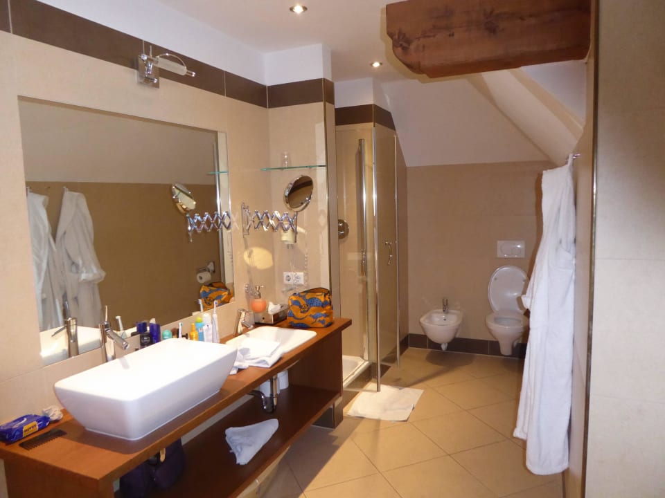 Das grosse Bad  Das Finkennest Panoramic Garden Resort