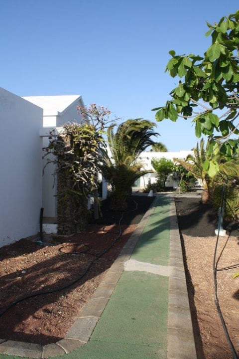 Weg vom Bungalow zum Hauptweg Relaxia Lanzasur Club