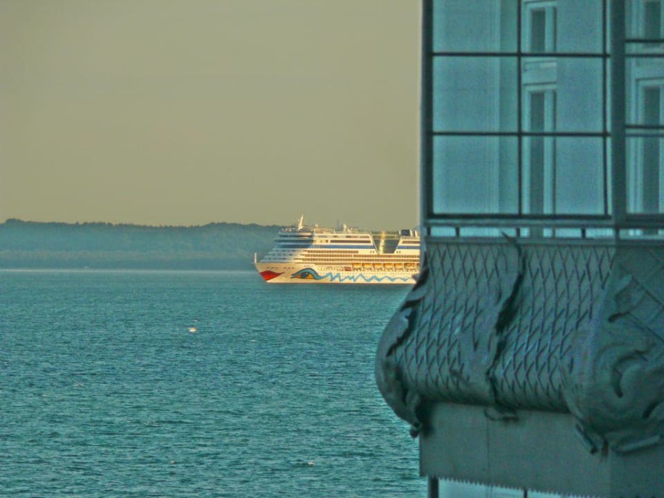 Ein Kreuzfahrer schaut um die Ecke Seaside Appartements Rügen - Haus Altstadt