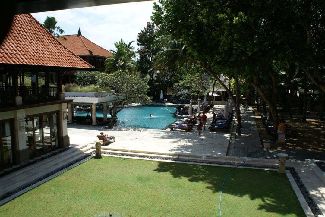 Hauptpool vom Restaurant aus Puri Santrian