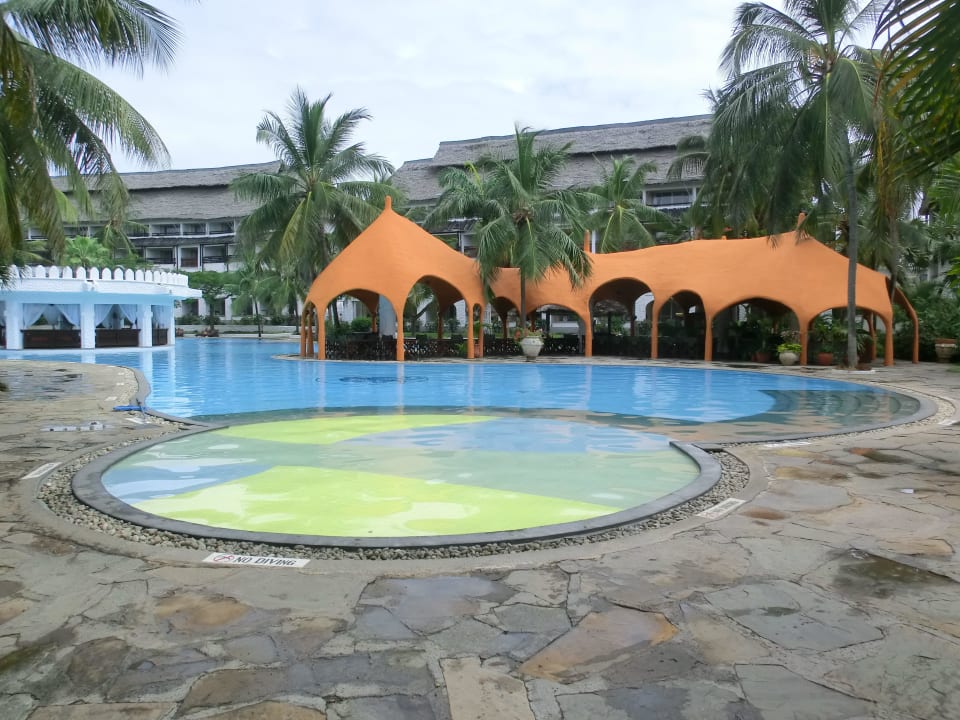 Meerwasserpool mit Grillrestaurant im Hintergrund Hotel Southern Palms Beach Resort