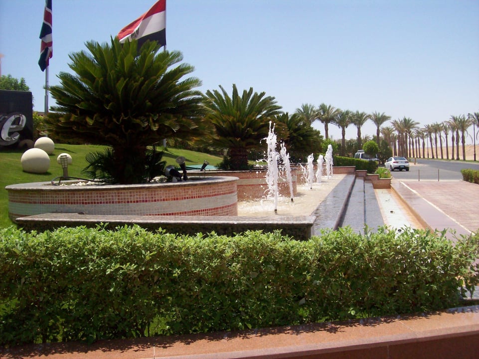 Vor dem Hotel Premier Le Reve Hotel & Spa