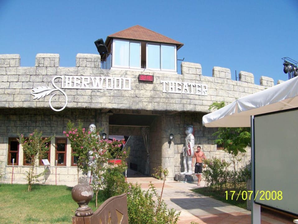 Eingang zum Theater Sherwood Exclusive Lara