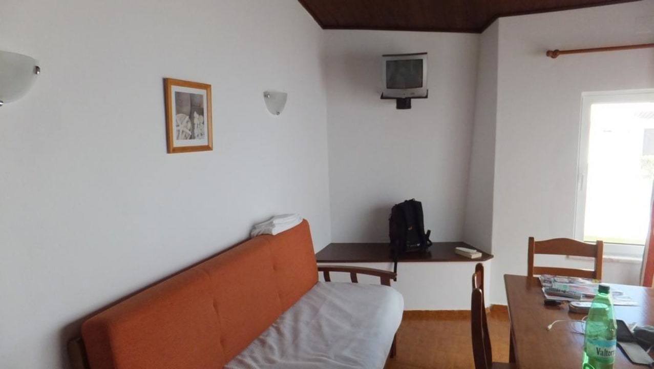 Wohnbereich mit Schlafcouch, Esstisch und TV Hotel Ancora Park