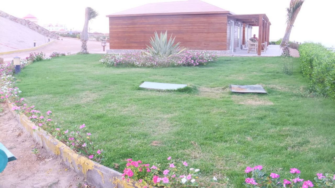 Blick zur Terrasse von unerem Bungalow Siva Golden Bay Makadi