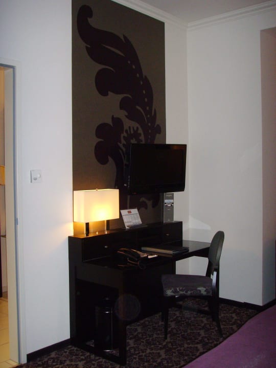 Schreibtisch mit TV Steigenberger Hotel Herrenhof