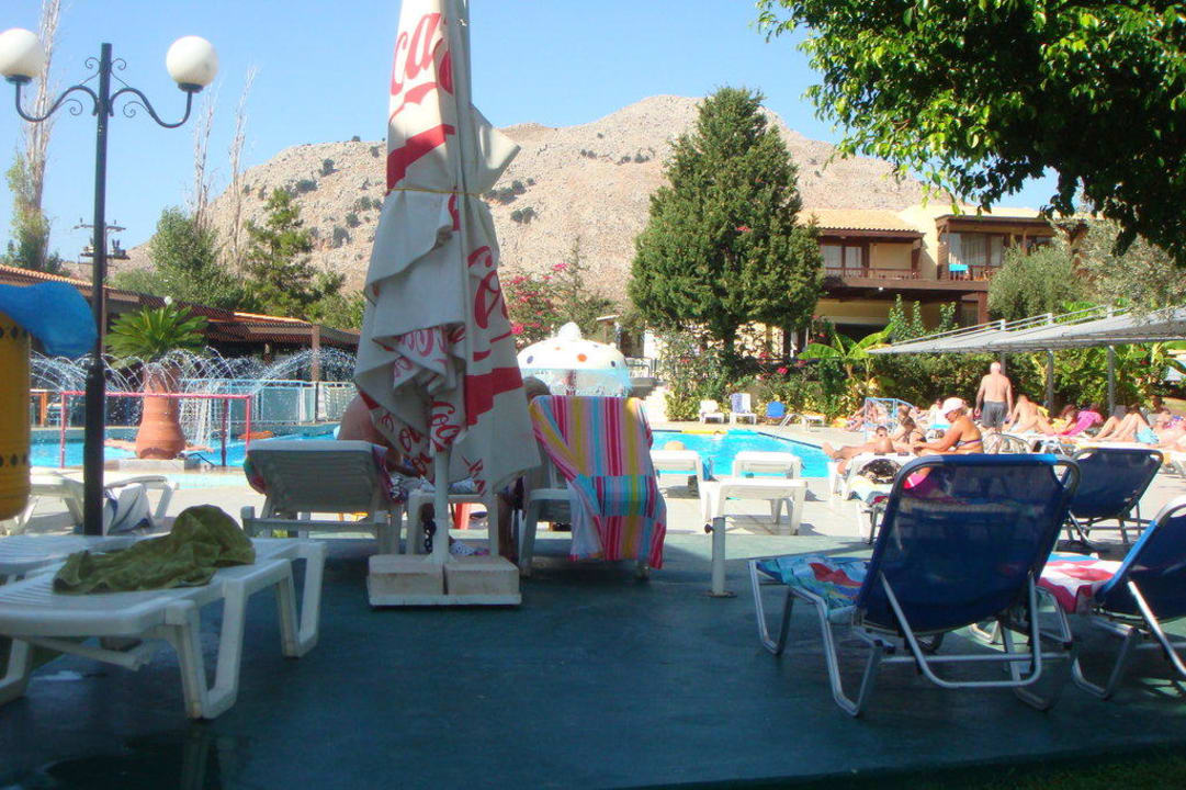 Blick von Liege ans Pool Hotel Golden Odyssey