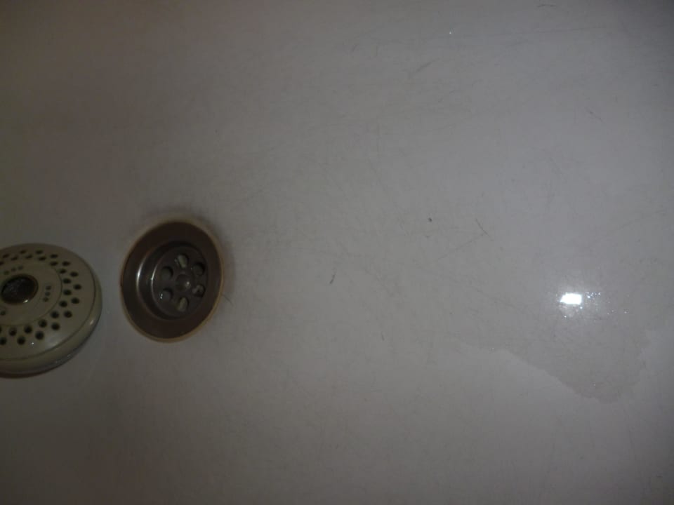 Worn out bathtub Hotel San Gil