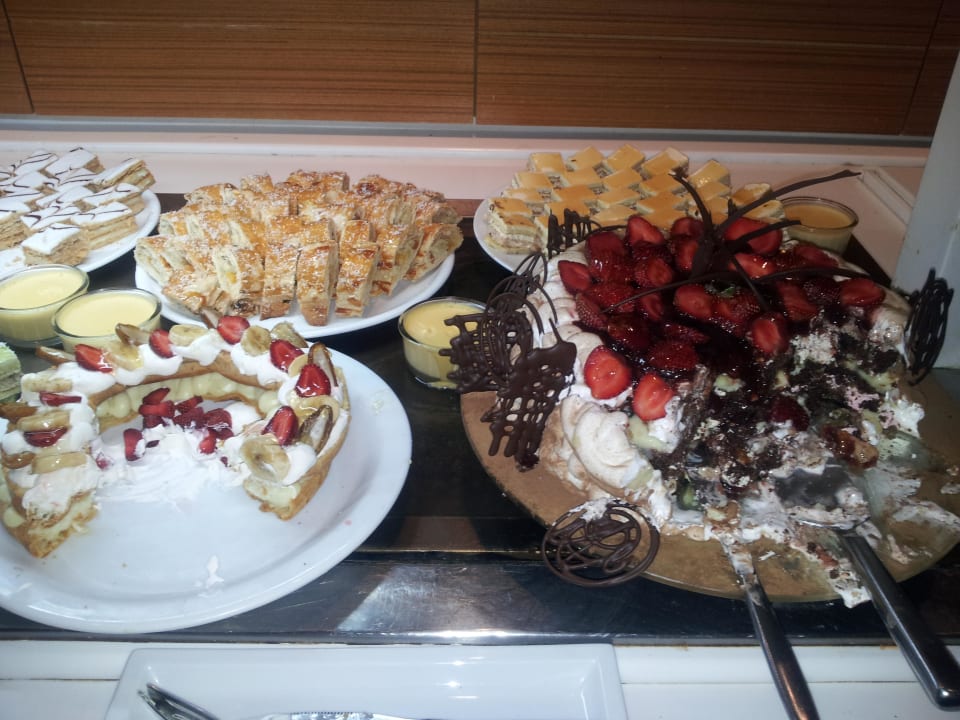 Es gibt Nachtisch. ... The Orangers Beach Resort and Bungalows