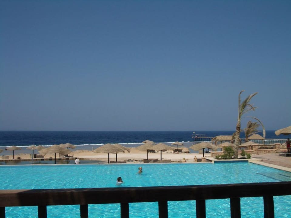 Blick vom Pool aufs rote Meer Radisson Blu Resort, El Quseir