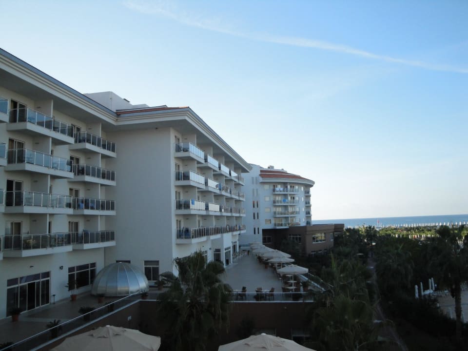Blick aus Zimmer auf Hotelanlage Seaden Sea World Resort & Spa
