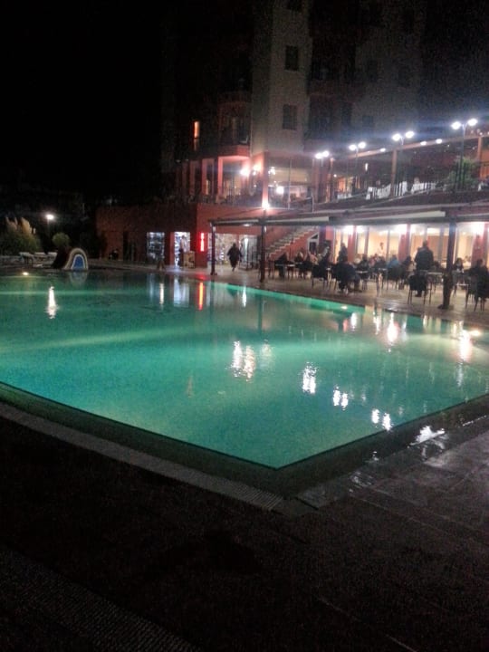 Aussenbereich der Poolbar Royal Atlantis Beach Hotel