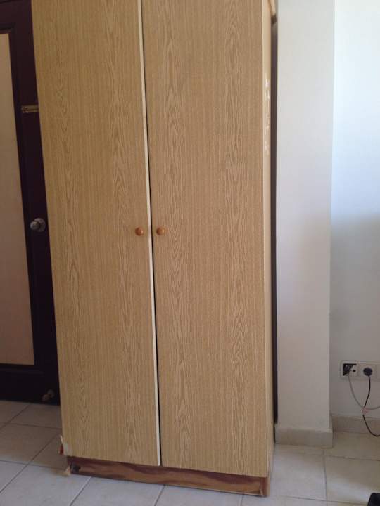 Kleiderschrank Zimmer 104 Hotel Side Elis