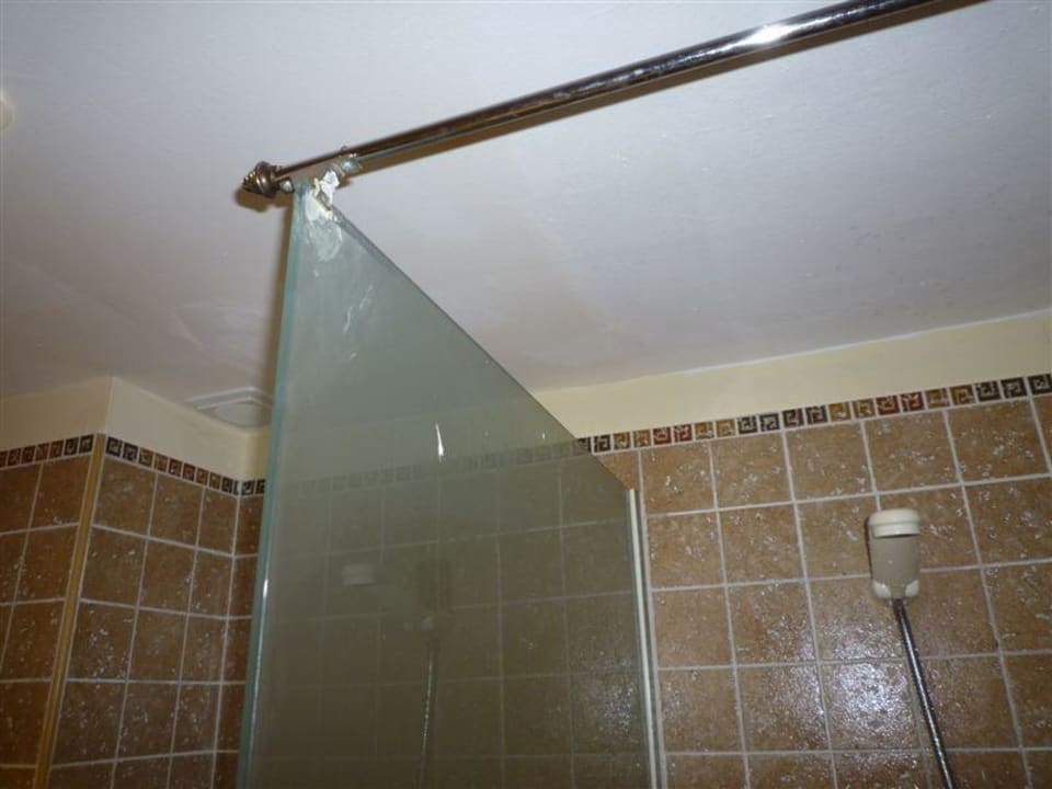 Duschwand wurde geklebt und ist lose Ilunion Sancti Petri