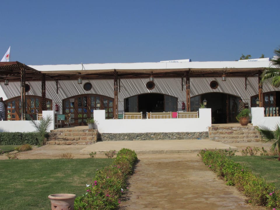 Neue Strandbar links neber der Tauchbasis  Three Corners Equinox Beach Resort