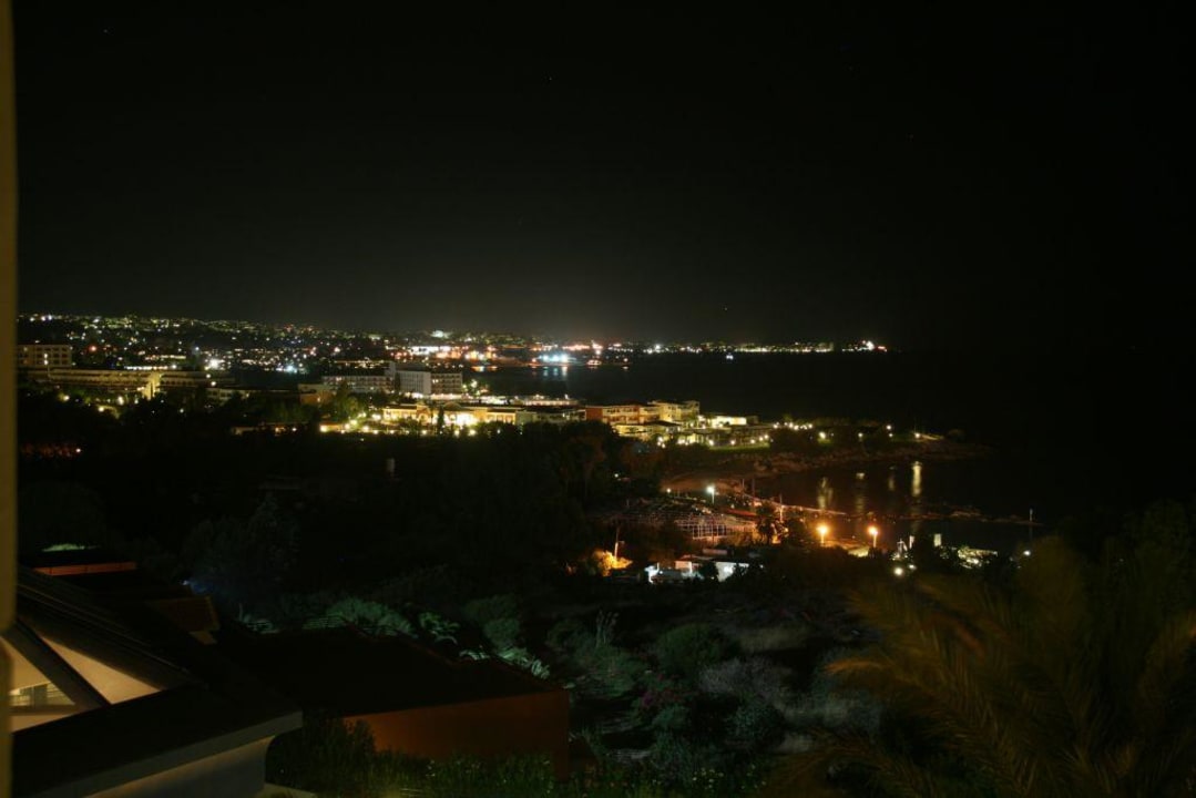 Blick vom Balkon auf das nächtliche Rhodos Kresten Palace Hotel