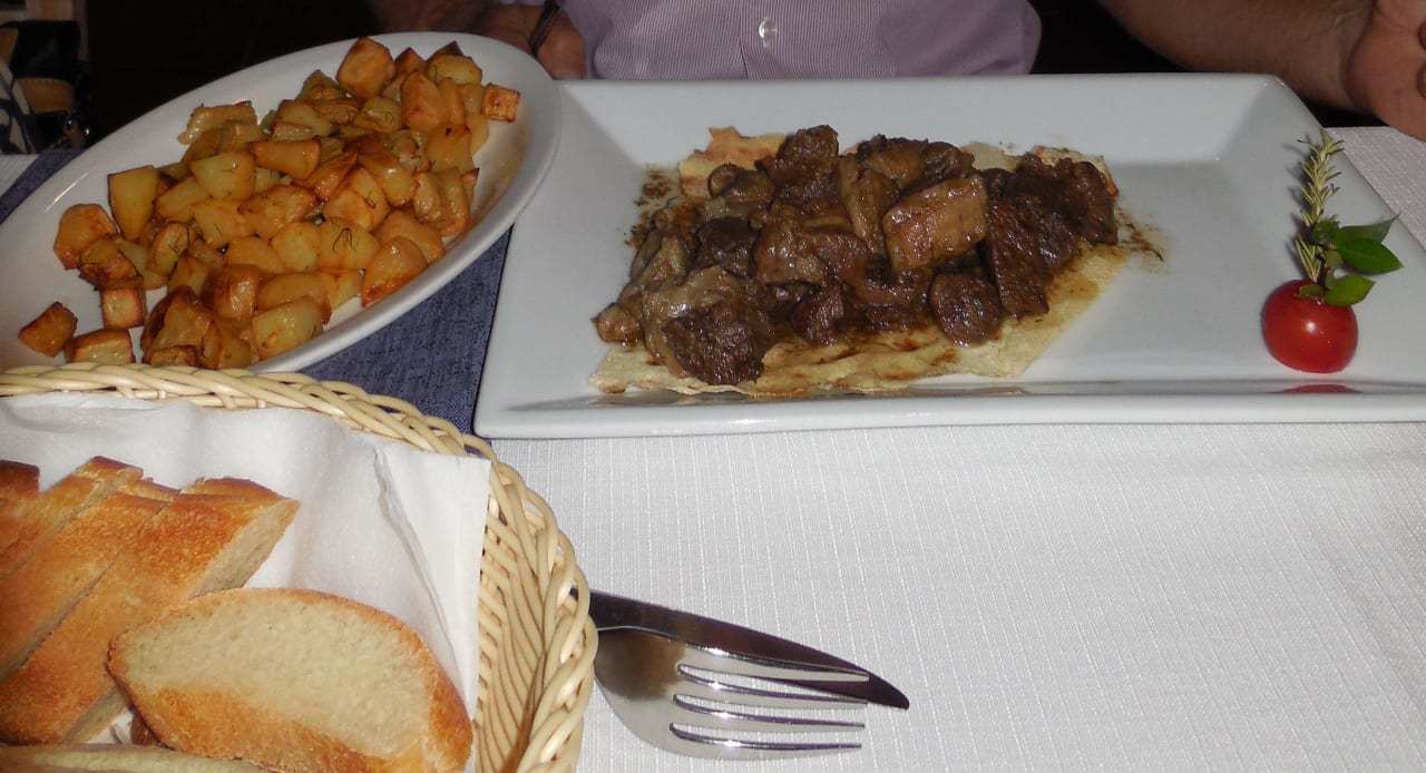 Abendessen - Lamm & Röstkartoffeln Hotel Bue Marino