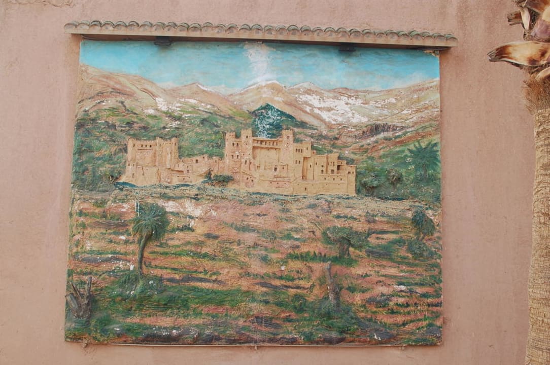 Steinmosaik auf den Außenwänden der Hotelgebäude Hotel Karam Palace