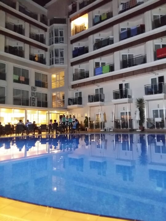 Večeře u bazénu Sun Beach Park & Spa