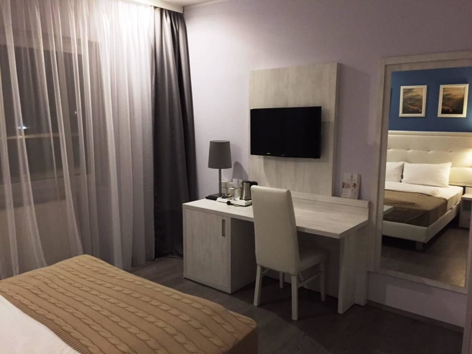 Schreibtisch / TV Weyhotel