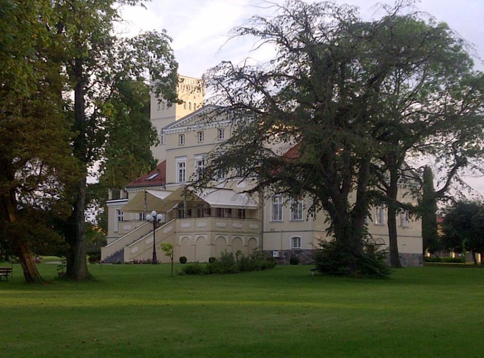 Widok na hotel z placu zabaw w ogrodzie Hotel Wieniawa