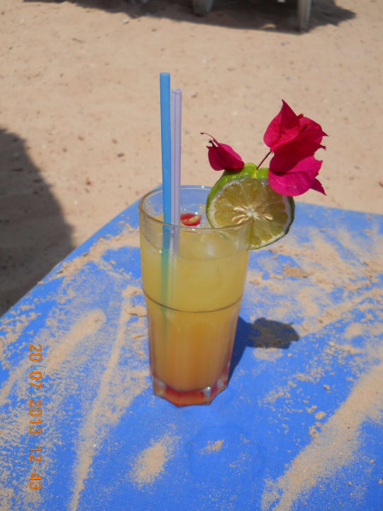 Cudowne drinki serwowane na plaży Hotel Rosa Beach