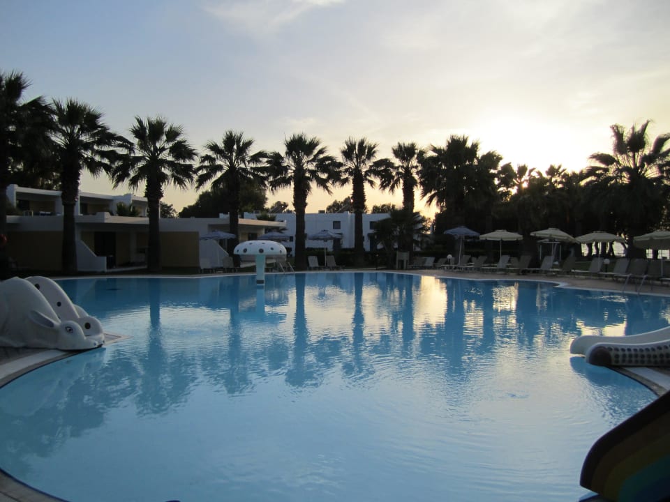 Abendstimmung am Pool TUI KIDS CLUB Alex Beach