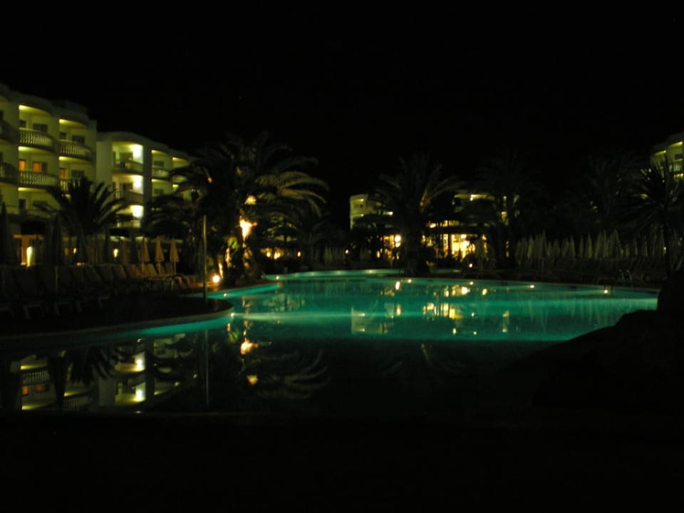 Pool und Hotel bei Nacht Iberostar Selection Albufera Park