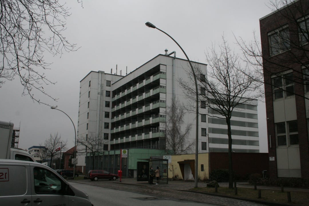 Ansicht direkt von der Bushaltestelle Apartment-Hotel Hamburg Mitte