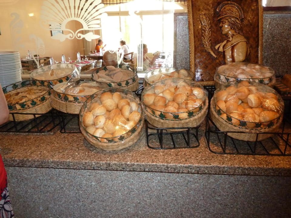 Teil der Brotauswahl am Mittag Brayka Bay Resort