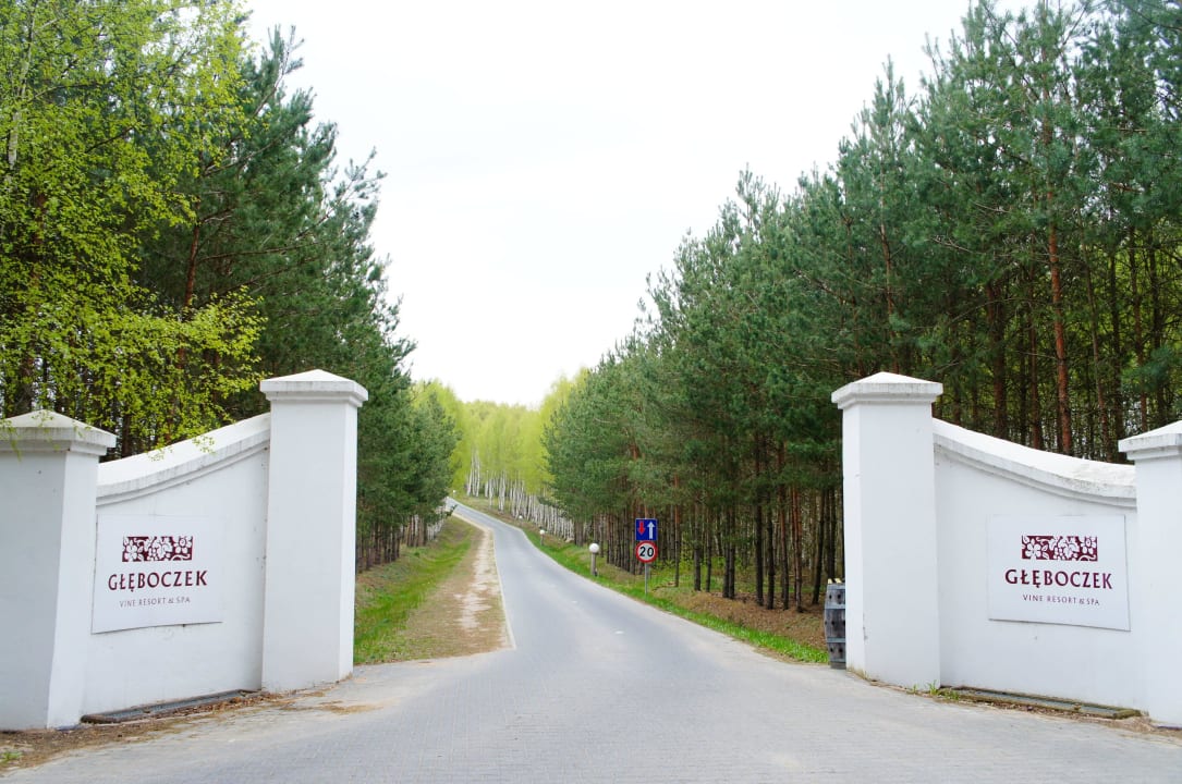 Wjazd do hotelu Hotel Głęboczek Vine Resort & Spa
