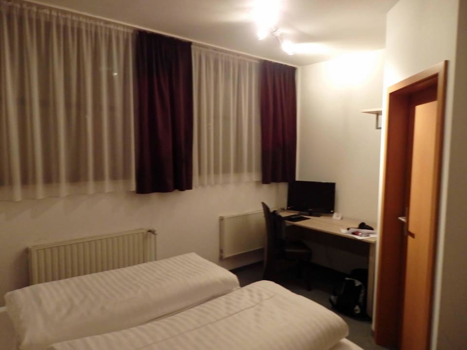 Zimmer, links zum Bad Landgasthof Mörsbergei