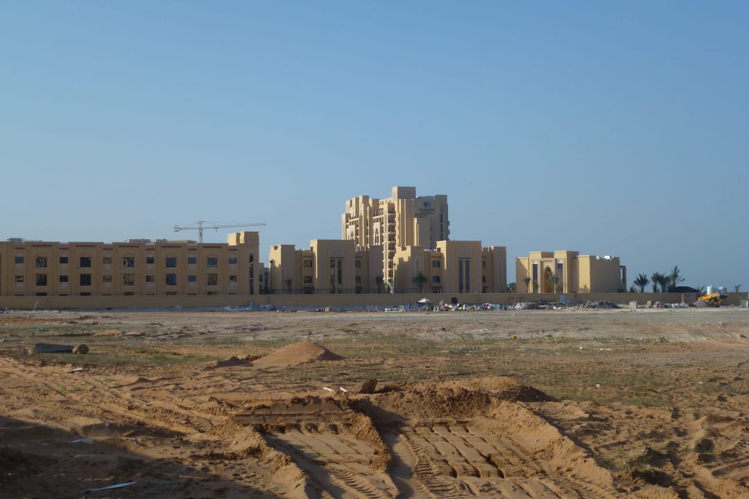 Außenansicht von der Stra0e DoubleTree by Hilton Resort & Spa Marjan Island