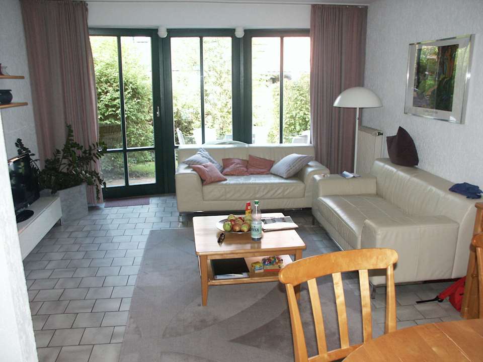 Wohnzimmer mit Ausblick zur Terrasse Ferienhäuser Austernfischer
