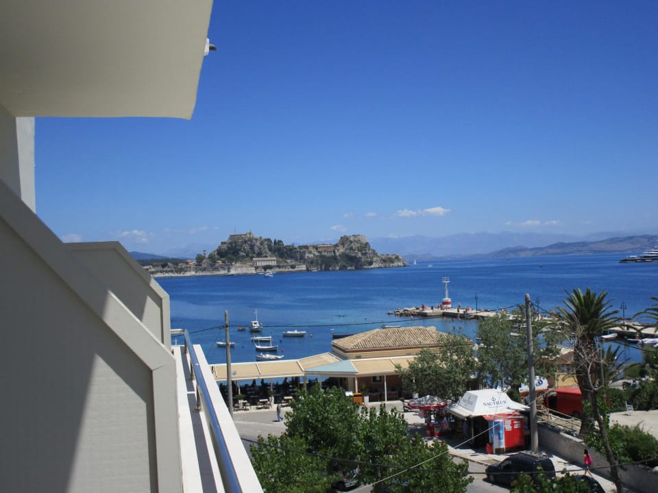 Vom Balkon, Blick auf die alte Festung Mon Repos Palace - Adults only