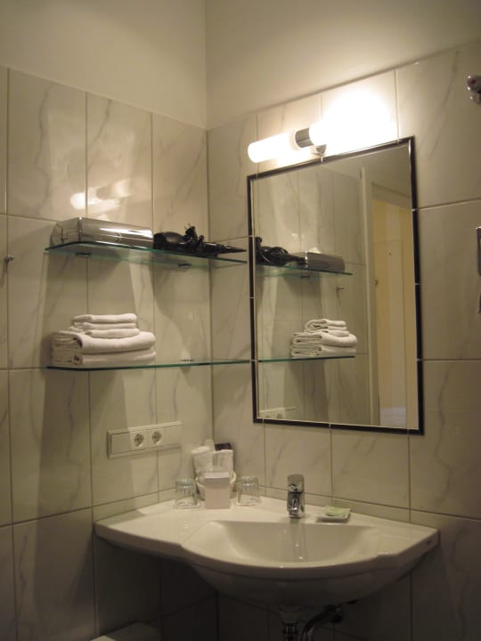 Bad des Komfort DZ mit sehr kleiner Dusche Hotel Villa Sanct Peter