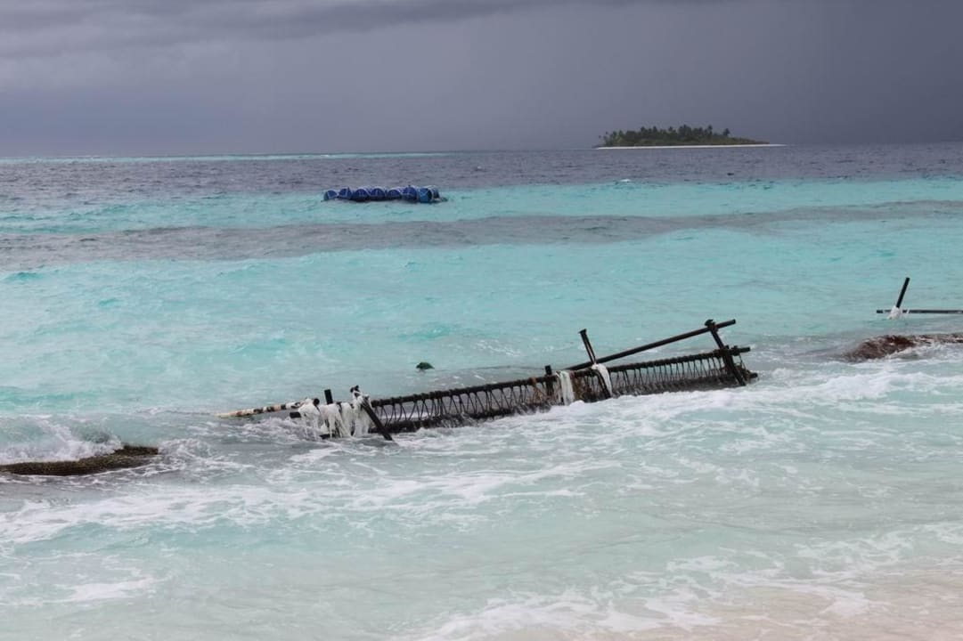 Metallgerüste sichern Sandsackbarrieren NH Collection Maldives Reethi Resort