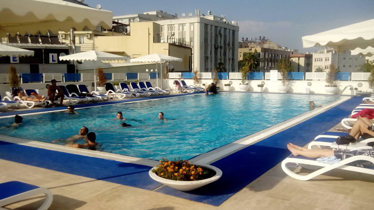 Около выхода из бассейна Best Western Plus Hotel Khan